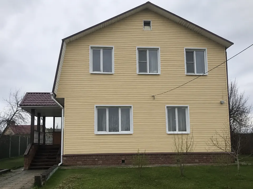 Окно в частном доме перед мойкой