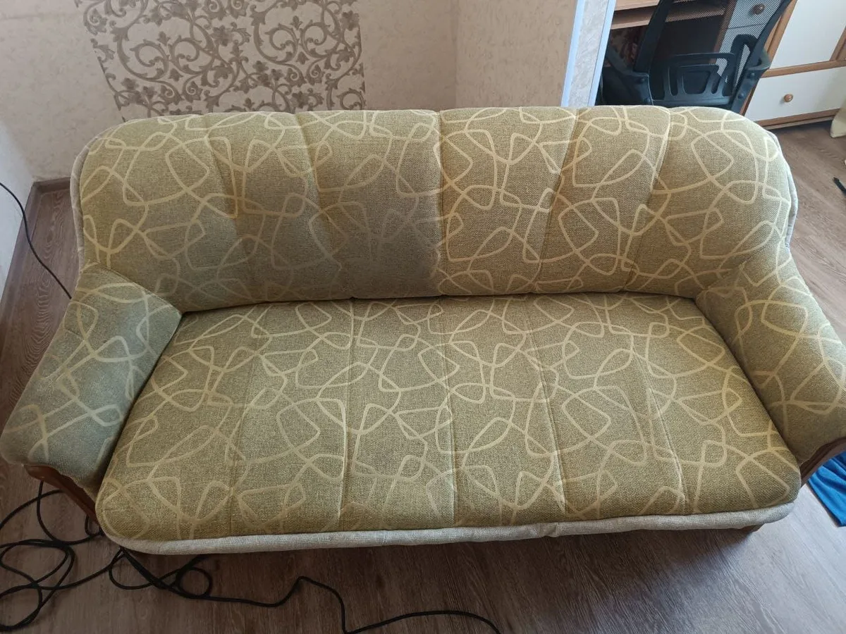 Сравнение дивана до и после чистки на одном фото
